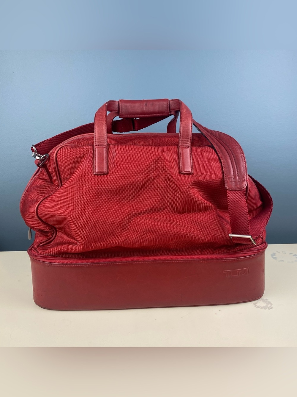 Tumi Weekender Travel Bag Separate Bottom Compartment Canvas Duffle Red Carry
